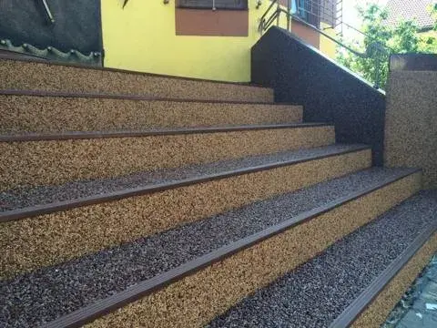 Дорожка во дворе из каменного ковра