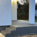 Ступени из каменного ковра: серый Покостовский гранит на проступях и светлый гранит Роял Вайт на подступенках.